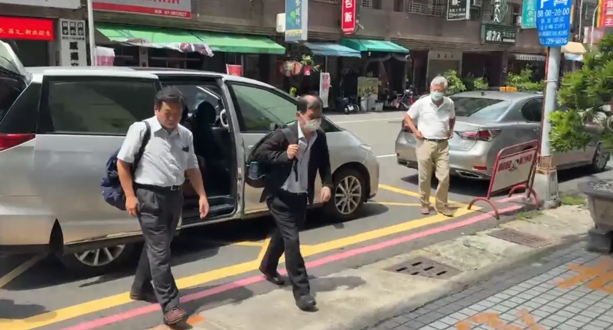 ▲彭振聲抵達高雄後先返家再直奔殯儀館看妻子最後一面。（圖／翻攝畫面）