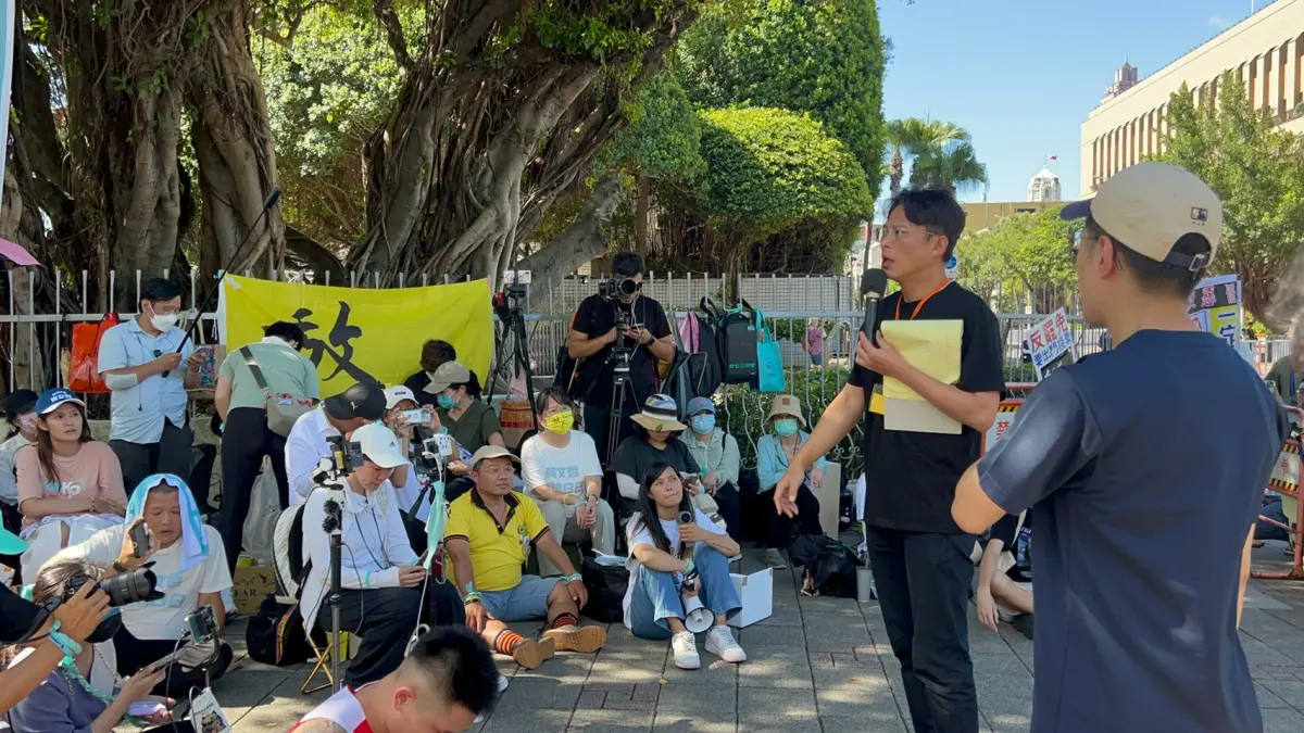 ▲民眾黨主席黃國昌昨在北檢前率領小草高聲抗議。（圖／記者林詠青攝）