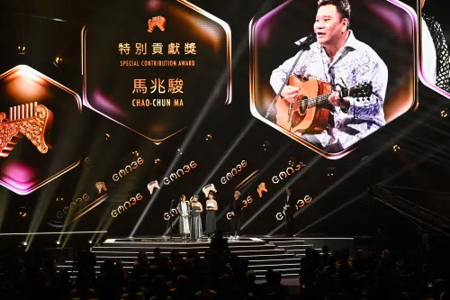 ▲金曲獎「特別貢獻獎」由已故馬兆駿獲獎，多年好友巫啟賢（如圖）上台為他獻獎，他不只動容表示「實至名歸」，還在現場獻唱馬兆駿的歌曲，讓台下變成一片淚海。（圖／台視提供）