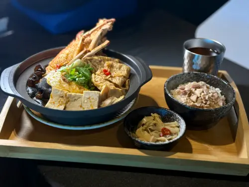 ▲「沙鍋龍蝦套餐」售價499元，用上半隻龍蝦。（圖／記者葉盛耀攝）