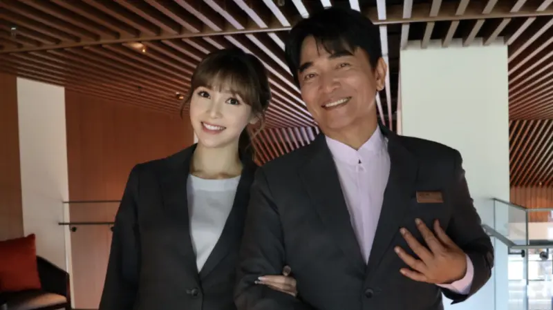 ▲電豹女成員草莓（左）找來吳宗憲（右）合作拍攝MV，在當中挑戰情感哭戲，吳宗憲笑稱自己點頭答應邀約是被對方設局，草莓則直呼2人變得更熟了，「發現他真的非常親切、很暖。」（圖／想想時間有限公司提供）