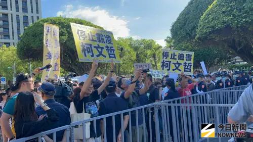 快訊／小草跟警方爆首波衝突　意圖衝北檢門口未果！要等黃國昌

