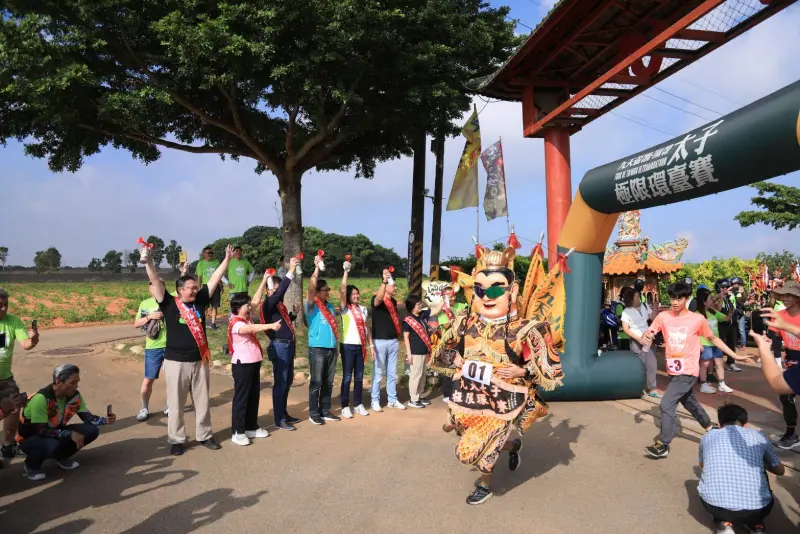 ▲九天盃太子極限環台賽，有3支參賽隊伍21名選手，扛三太子神偶環繞寶島(圖／柳榮俊攝2025.7.1)