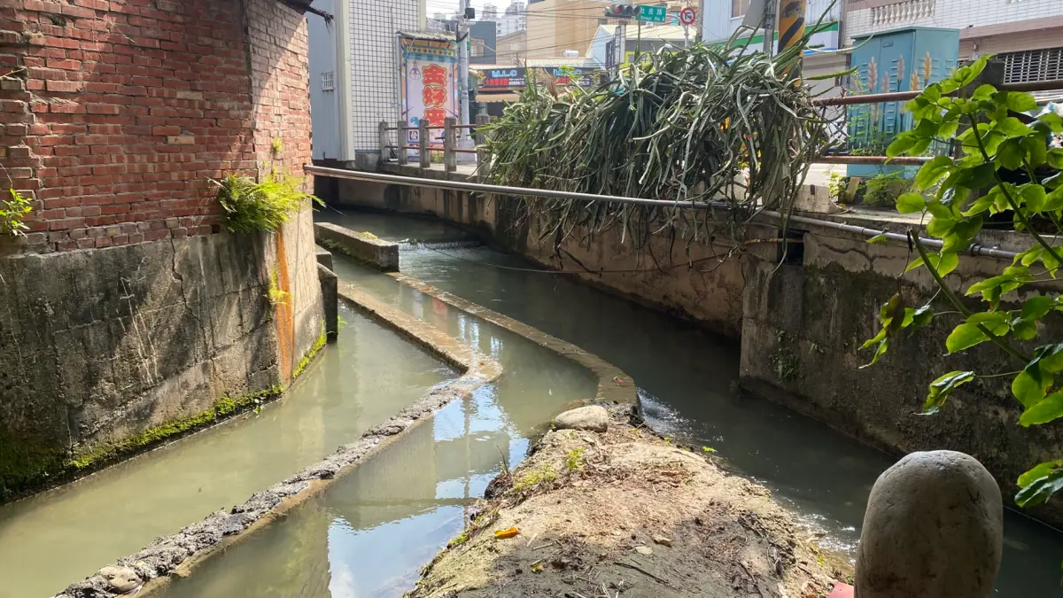 ▲農水署台中管理處接獲反映後，已先行於五汴頭福德祠前渠段緊急清淤(圖／楊瓊瓔服務處提供2025.7.1)