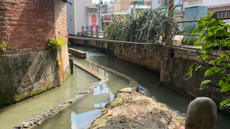▲農水署台中管理處接獲反映後，已先行於五汴頭福德祠前渠段緊急清淤(圖／楊瓊瓔服務處提供2025.7.1)