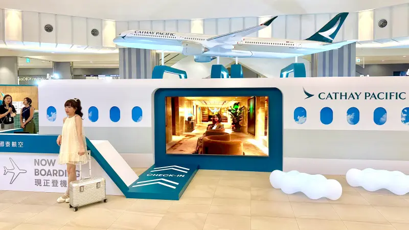 ▲7月暑假抽「免費機票」折抵金！國泰航空「步步飛躍，極限解鎖」體驗展，把巨型1:10等比例空中巴士A350-1000飛機模型搬進南港LaLaport，超可愛AI製作Q版人像體驗4大亮點一覽。（圖／記者蕭涵云攝）
