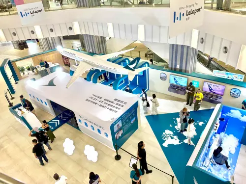 國泰航空免費機票開抽!南港LaLaport體驗展:巨型飛機4亮點一覽 ▲7月暑假好熱,到南港LaLaport吹冷氣玩國泰航空體驗展。(圖/記者蕭涵云攝)