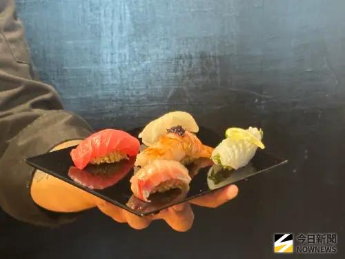 ▲涵括比目魚、花枝、天使紅蝦於一皿的握壽司組合，展現食材鮮度與料理長獨到功藝。（圖／記者金武鳳攝，2025.7.1)