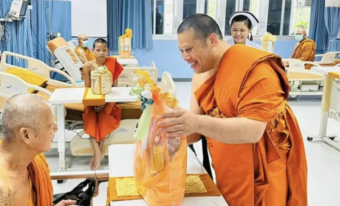 ▲泰國被廢王子今年6月23日在曼谷昭披耶河畔的帕里瓦斯寺短暫停留期間，突然被大批軍警包圍拘捕並驅逐出境。（圖／翻攝自X）