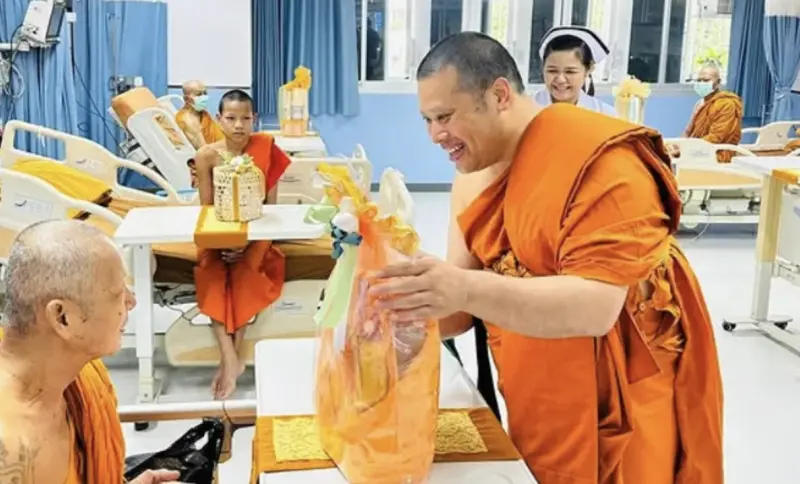 ▲泰國被廢王子今年6月23日在曼谷昭披耶河畔的帕里瓦斯寺短暫停留期間，突然被大批軍警包圍拘捕並驅逐出境。（圖／翻攝自X）