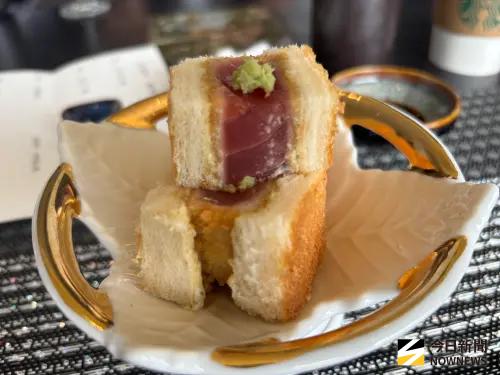 ▲炸鮪魚三明治，烤到焦軟適中的土司，內夾鮮煎三分熟的鮪魚，再沾著芥末吃，多層次口感顛覆一般人對於鮪魚吃法。（圖／記者金武鳳攝，2025.7.1)