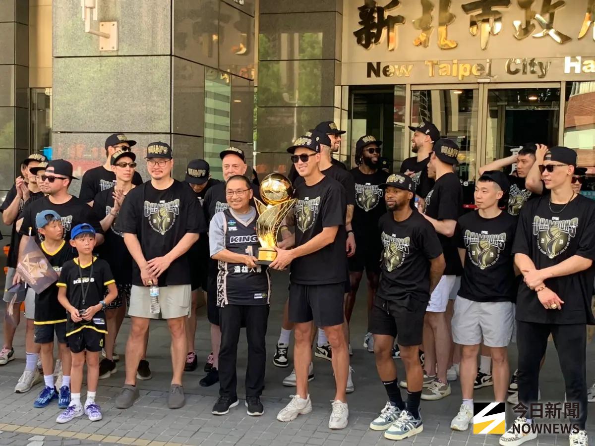 ▲新北國王總經理毛加恩抱著TPBL冠軍金盃，與新北市長侯友宜分享喜悅。（圖／記者陳柏翰攝）