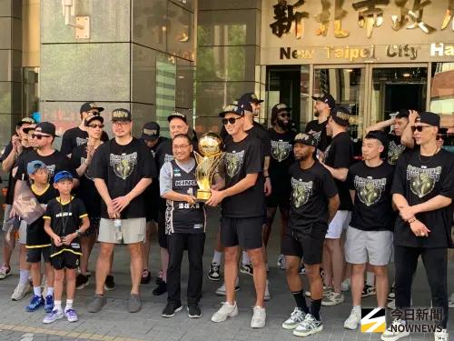 TPBL／有點冷清！新北國王冠軍遊行辦在平日　沿路球迷屈指可數
