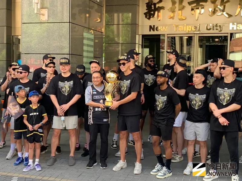 ▲新北國王總經理毛加恩抱著TPBL冠軍金盃，與新北市長侯友宜分享喜悅。（圖／記者陳柏翰攝）