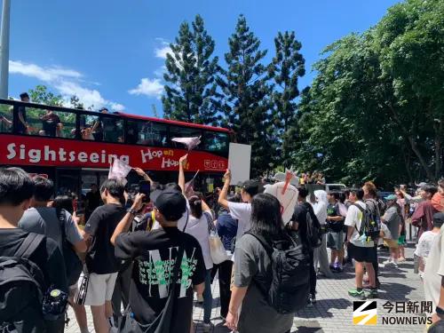 ▲新北國王舉辦封王遊行，出發前超過百位球迷夾道歡送。（圖／記者陳柏翰攝）