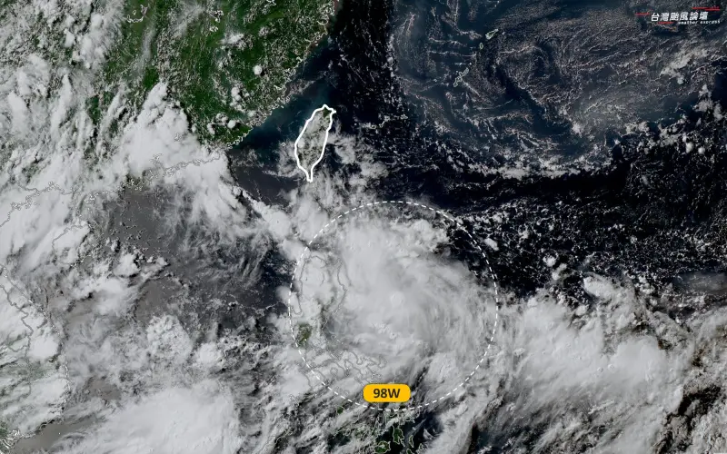 ▲菲律賓東方海面有熱帶擾動發展，預計最快週末會有颱風生成，路徑變數多，不排除通過台灣附近。（圖／「台灣颱風論壇｜天氣特急」臉書）