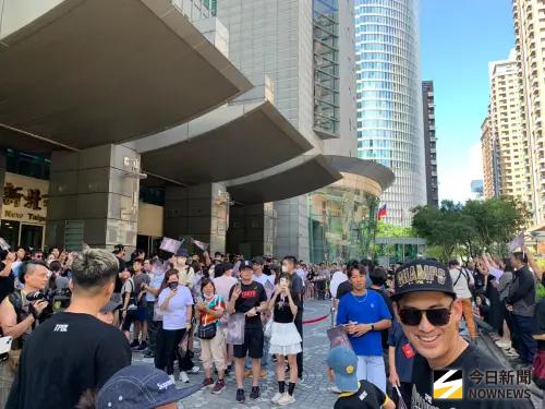 ▲新北國王抵達新北市政府，現場近百位球迷等候。（圖／記者陳柏翰攝）