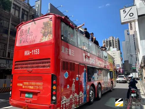 ▲新北國王舉辦封王遊行，由於辦在平日，加上天氣炎熱，沿路球迷並不多。（圖／記者陳柏翰攝）