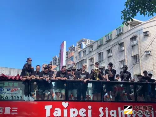 ▲新北國王結束封王遊行，選手在下車前，接受球迷、媒體拍攝大合照。（圖／記者陳柏翰攝）