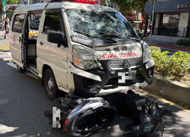 ▲台北市松山區一輛救護車在病患轉院途中撞死機車騎士。（圖／翻攝畫面）