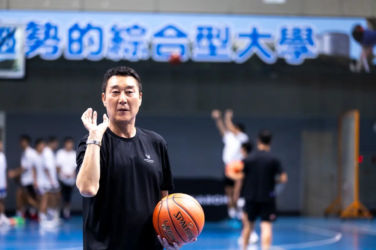 ▲「亞洲第一神射手」李忠熙近日來到台灣舉辦「MONARCH菁英射手營」，談到招牌技術「後仰跳投」，李忠熙笑說自己其實是這招的始祖，並爆料連世界巨星喬丹都是學他的。（圖／MONARCH提供）