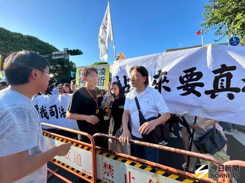 ▲民眾黨主席黃國昌率領小草到愛國西路口要幫柯文哲打氣。(圖/記者林詠青攝,2025.07.01)