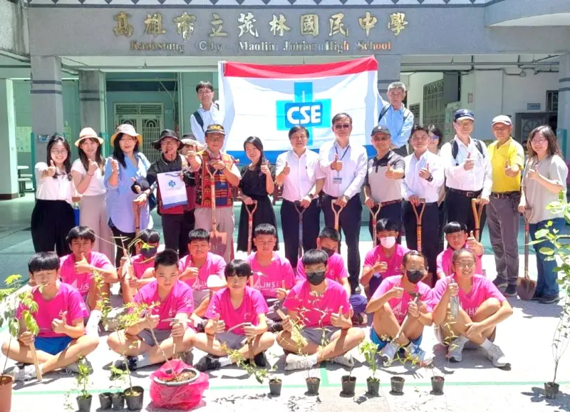 ▲中鋼運通公司攜手高雄市茂林國中、茂林國家風景區管理處共同舉辦紫斑蝶蜜源植物植栽活動，展現產官學三方致力於茂林地區生態保育的關懷與環境教育之推展。(圖／中鋼運通公司提供)