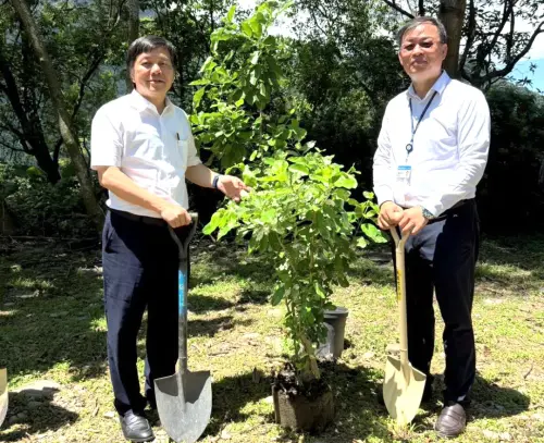 ▲中鋼運通公司董事長張秋波(右)以及總經理林錦駿(左)分別種下第一株蜜源植物，為紫斑蝶蜜源植物植栽活動展開序幕。(圖／中鋼運通公司提供)