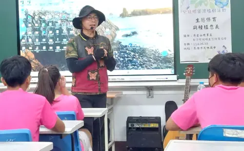 ▲台灣紫斑蝶生態保育協會理事長廖金山向與會師生說明紫斑蝶蜜源植物分布情形。(圖／中鋼運通公司提供)