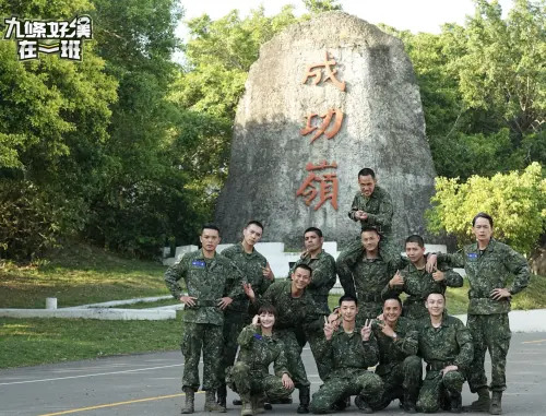 ▲《九條好漢在一班》中的9位「星兵」與3位「星班長」一起在成功嶺操練。(圖/台視提供) ▲《九條好漢在一班》中的9位「星兵」與3位「星班長」一起在成功嶺操練。(圖/台視提供)