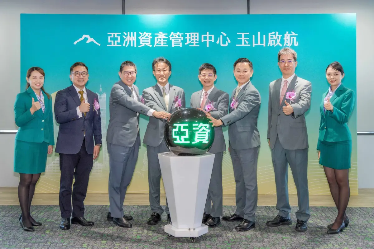 ▲玉山金控董事長黃男州（右四） 、總經理陳茂欽（右五）、玉山銀行私銀暨財管總處資深副總張綸宇（右三）、玉山證券總經理陳烜台（左三）宣布，玉山資產管理專區業務正式開辦。（圖／玉山銀行提供）