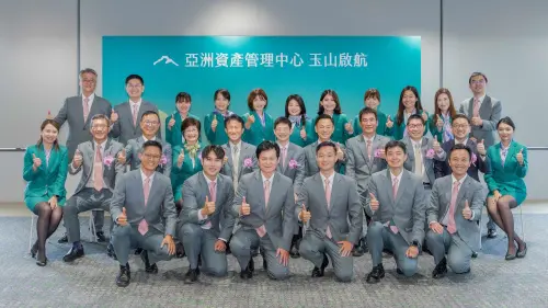 ▲玉山銀行亞洲資產管理中心啟航，玉山金控董事長黃男州（二排中） 、總經理陳茂欽（二排左五）、玉山銀行私銀暨財管總處資深副總張綸宇（二排右五）、玉山證券總經理陳烜台（二排右三）等人共同合影。（圖／玉山銀行提供）