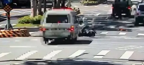 救護車駕駛無照上路!載病患闖紅燈撞死機車騎士 ▲救護車過紅燈時鳴笛,但機車騎士反應不及,遭到撞擊壓在救護車底。(圖/翻攝畫面)