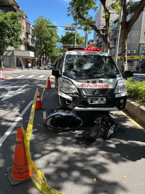 救護車駕駛無照上路!載病患闖紅燈撞死機車騎士 ▲警方查出,撞死機車騎士的23歲救護車駕駛無照上路。(圖/翻攝畫面)
