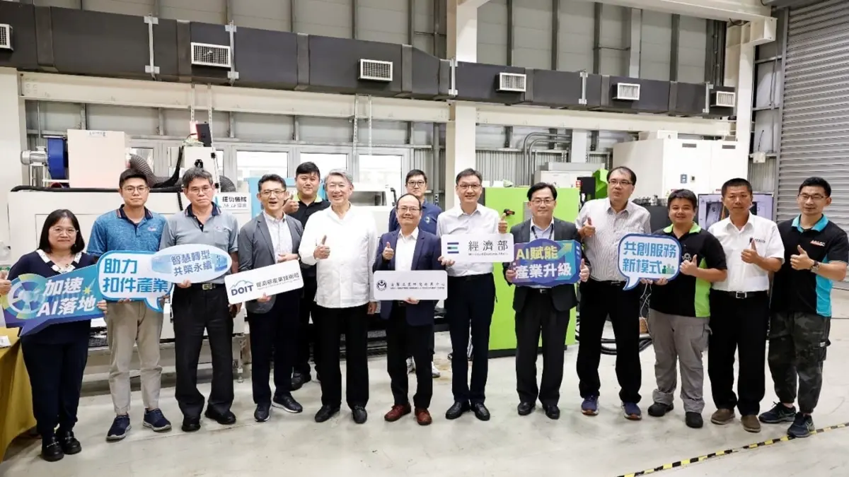 ▲經濟部部長郭智輝視察金屬中心扣件AI試製線與學員、設備商、金屬中心同仁合影。（圖／金屬中心提供）