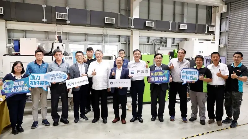 ▲經濟部部長郭智輝視察金屬中心扣件AI試製線與學員、設備商、金屬中心同仁合影。（圖／金屬中心提供）