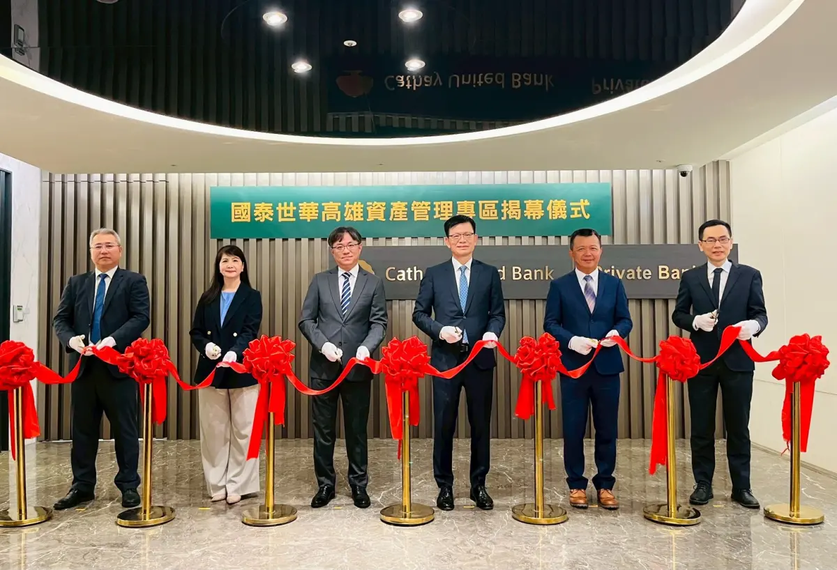 ▲國泰世華銀行領先市場啟動高雄資產管理專區業務，推出21項試辦業務。總經理李偉正（右三）今（1）日於國泰世華高雄資產管理專區揭幕儀式。左起國泰世華新興分行協理楊詠輝、私人銀行部暨專區分行協理張秋珍、私人銀行執行長傅伯昇、副總經理張振棟、協理柯龍豪。（圖／國泰世華銀行提供）