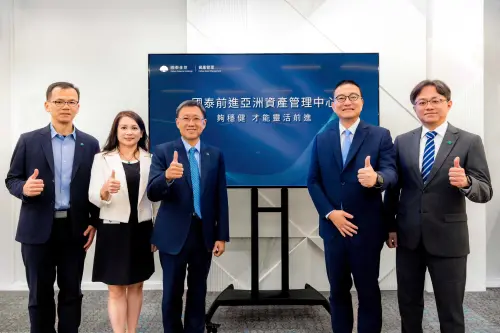▲國泰金控秉持「夠穩健，才能靈活前進」的理念，持續深化資產管理佈局，集團旗下國泰世華銀行、國泰人壽響應金管會政策，於今（1）日正式前進亞洲資產管理中心。右起國泰世華私人銀行執行長暨高資產業務負責人傅伯昇、國泰世華資深副總胡醒賢、國泰人壽執行副總林昭廷、國泰人壽副總凃薏如及國泰人壽副總鄭紹鍇。（圖／國泰金控提供）