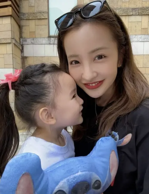 ▲板野友美（右）IG發與愛女合照，粉絲紛紛大讚可愛。（圖／板野友美 IG）