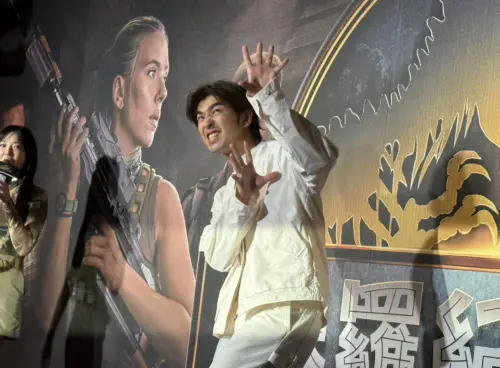 ▲陳柏霖模仿恐龍嘶吼的猙獰樣，仍然不減帥氣。（圖／記者蘇詠智攝）