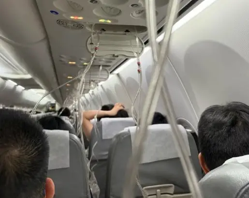 ▲廉航春秋航空一架波音737-800客機自上海飛往東京，在途中急墜，所幸最後平安轉降大阪關西機場。(圖/翻攝自微博)