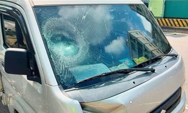 ▲ 1日發生一起救護車意外！一名59歲林姓婦人為了禮讓救護車，遭後方64歲孫姓男子駕駛的小貨車撞上。（圖／翻攝畫面）