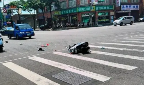 1日發生一起救護車意外!一名59歲林姓婦人為了禮讓救護車,遭後方64歲孫姓男子駕駛的小貨車撞上。 ▲ 1日發生一起救護車意外!一名59歲林姓婦人為了禮讓救護車,遭後方64歲孫姓男子駕駛的小貨車撞上。(圖/翻攝畫面)