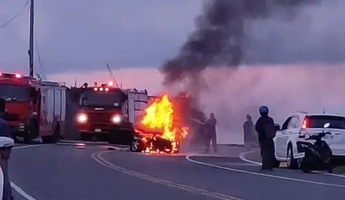 台11線長濱段車禍！小客車遭撞起火燃燒　2名駕駛無意識送醫搶救
