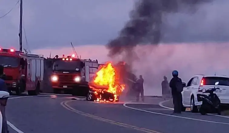 ▲ 事發於台11線台東長濱路段，約在晚間發生嚴重車禍意外，兩輛小客車對撞，導致火燒車，兩名傷者送醫搶救。（圖／翻攝畫面）