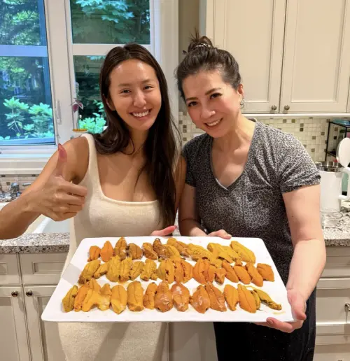 ▲郭靜純（右）與薔薔（左）在加拿大相聚，罕見合照引發粉絲討論與高度關注。（圖／薔薔 臉書）