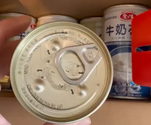 ▲有民眾發現愛之味牛奶花生罐頭上的塑膠蓋和湯匙消失了。（圖／翻攝Threads）