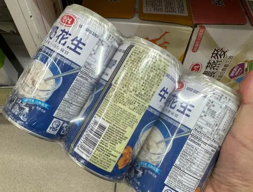 ▲牛奶花生罐頭在一般賣場等銷售通路中，還是保持有塑膠蓋和湯匙等設計。（圖／我愛全聯-好物老實説臉書）