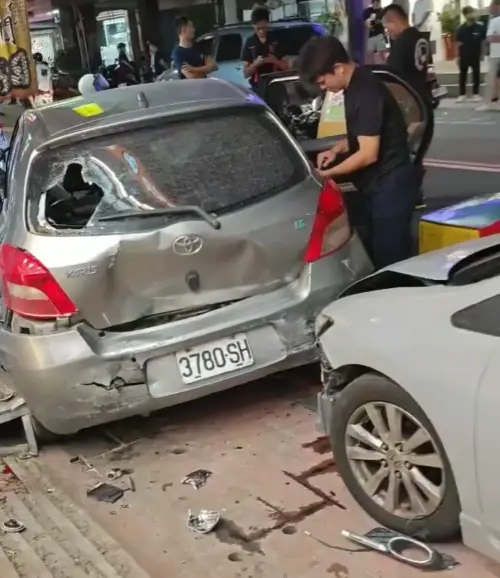 ▲ 事發於八里區中山路，1日晚間7點多，兩台小客車疑似因為感情糾紛，展開飛車追逐，導致14輛車連環撞、6人受傷。（圖／網友提供）