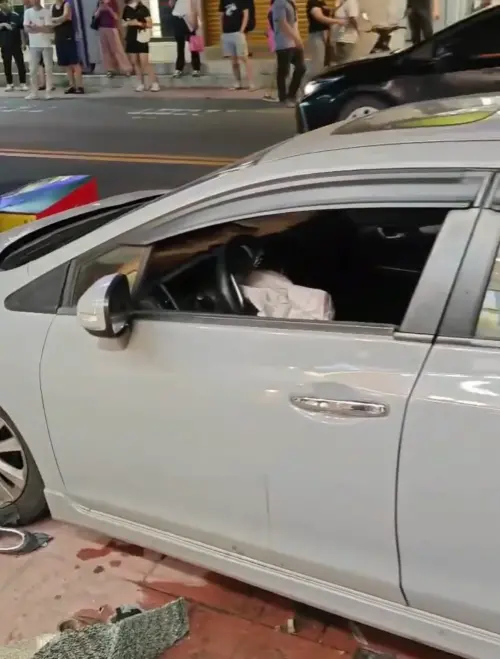 ▲ 事發於八里區中山路，1日晚間7點多，兩台小客車疑似因為感情糾紛，展開飛車追逐，導致14輛車連環撞、6人受傷。（圖／網友提供）